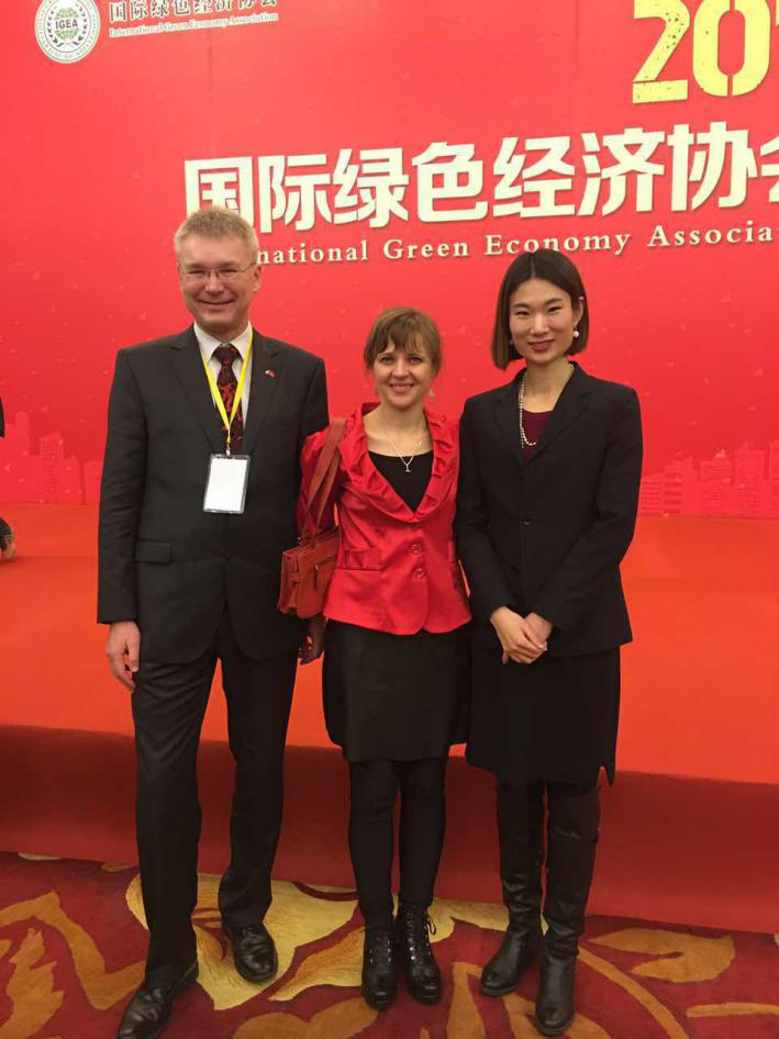  捷斯中合作協(xié)會(huì )監事會(huì )員Rudolf Zachoval（左一）、Sarka Zhang（左二）與 仟億達劉總（右一）合影