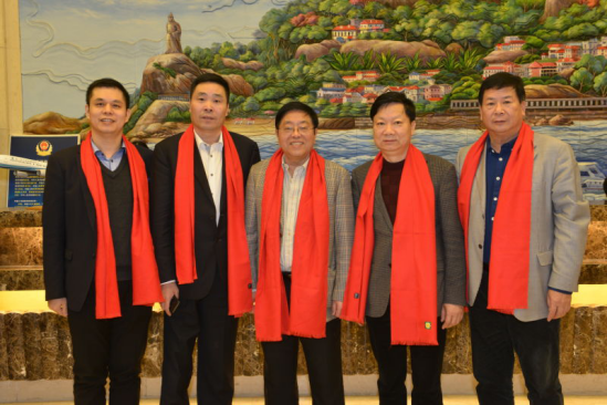 仟億達集團董事長(cháng)鄭兩斌（左一）、陜西廈門(mén)商會(huì )會(huì )長(cháng)陳信雄（左二）、與廈門(mén)市人原副主任汪興裕（正中）、廈門(mén)駐京辦主任王飛（右二）廈門(mén)企業(yè)商會(huì )會(huì )長(cháng)蔣清林（右一）