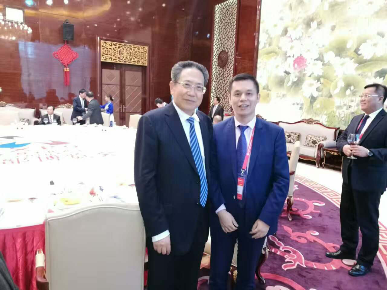 安徽省委書(shū)記、省人常委會(huì )主任李錦斌（左）仟億達集團董事長(cháng)鄭兩斌（右）與合影留念