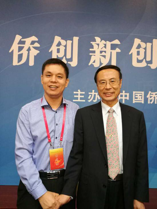 仟億達集團董事長(cháng)鄭兩斌（左）與中國僑聯(lián)黨組書(shū)記、主席萬(wàn)立駿（右）