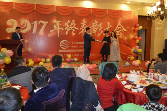 董事長(cháng)鄭兩斌先生抽取、頒發(fā)終級幸運獎