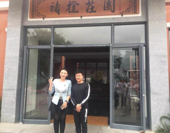 仟億達集團總裁(左)與型動(dòng)體育始人、奧運陳一冰(右)